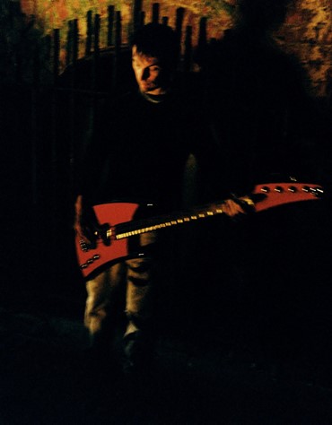 Simon Farmer plays his latest bass on my Zero Fahrenheit video - 11/04/16